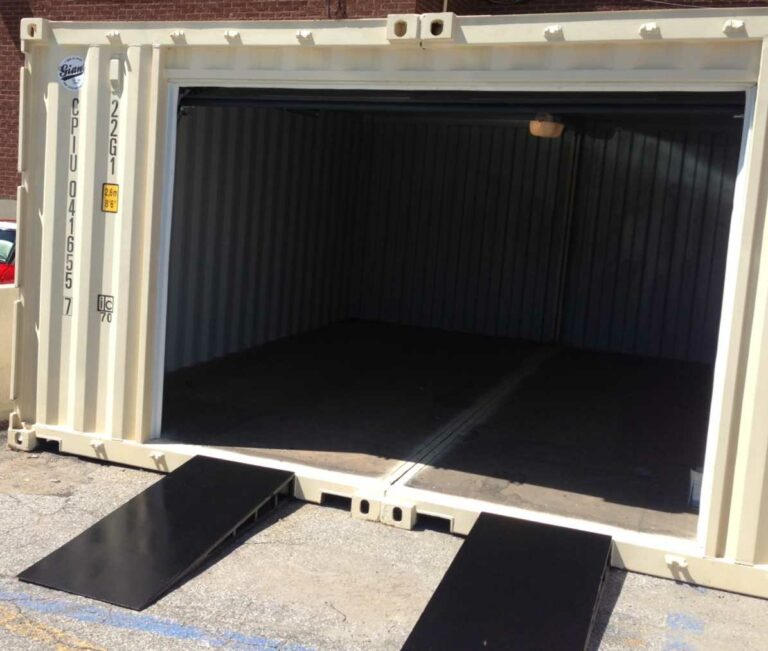 garage à base de container avec porte basculante au bout