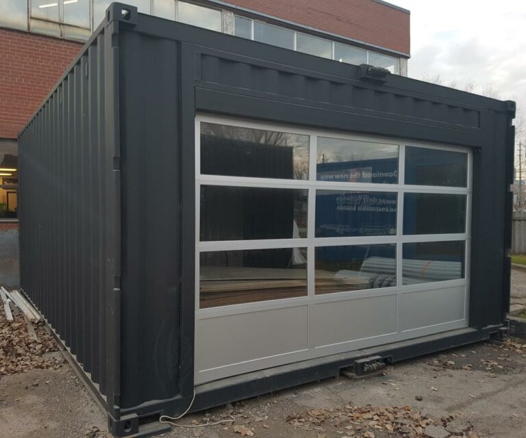 container garage avec porte vitrée basculante au bout