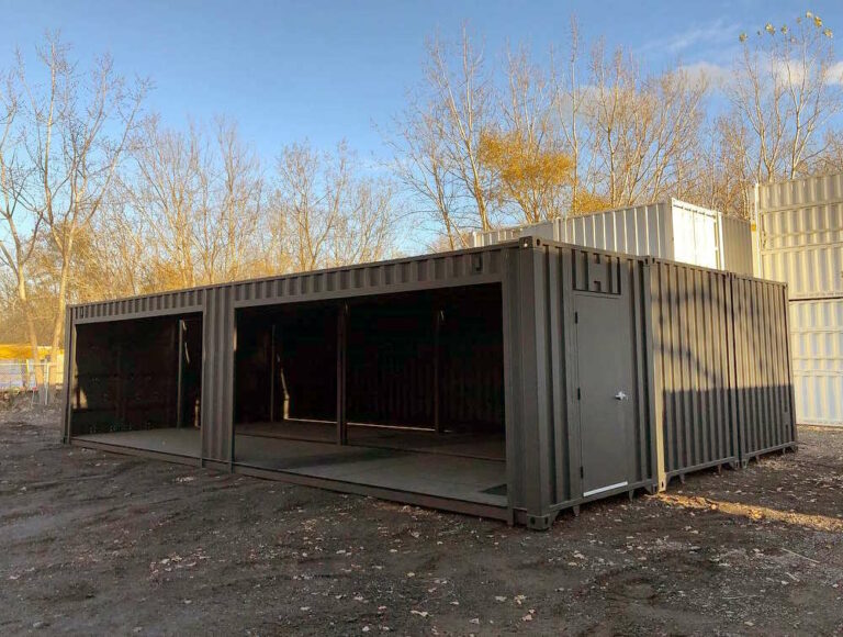 garage spacieux à base de conteneur maritime avec double portes vitrées