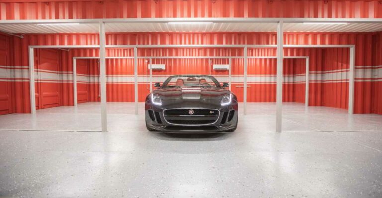 container utilisé pour un garage luxueux avec voiture de sport