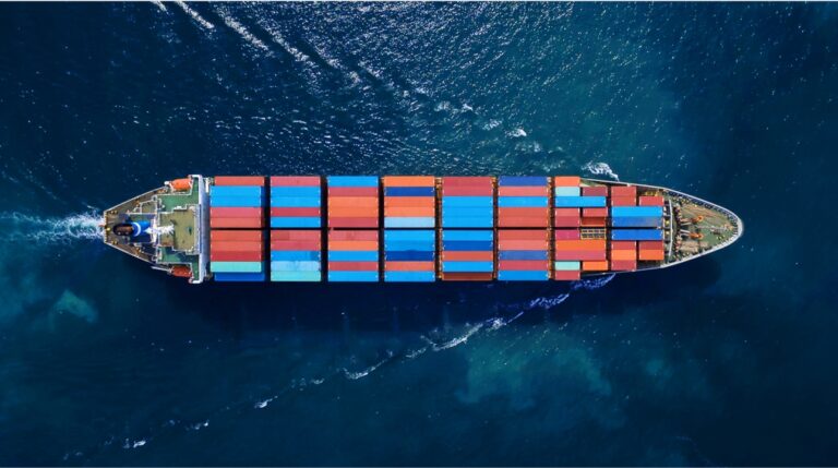 conteneur maritime pour le fret sur la mer dans un bateau cargo