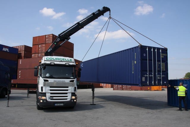 container maritime neuf en acier corten se faisant décharger