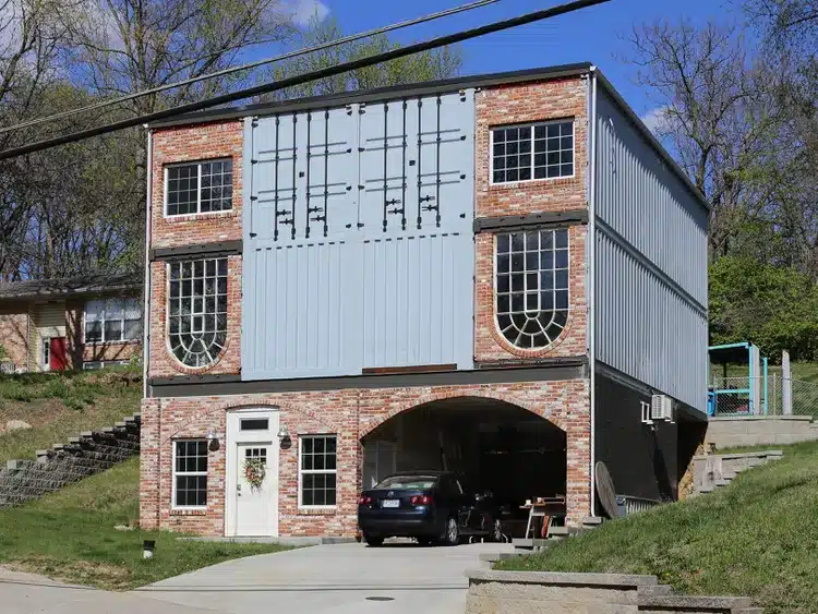 maison en container de St Charles dans le Missouri dans un mélange inhabituel - GOLIAT