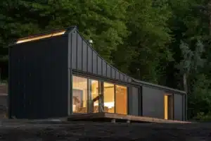 maison en container noire et élégante aux allures courbées - GOLIAT