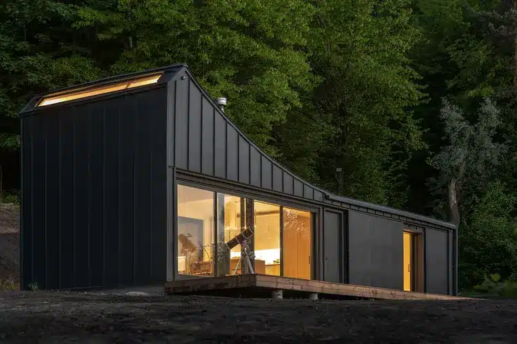maison en container noire et élégante aux allures courbées - GOLIAT