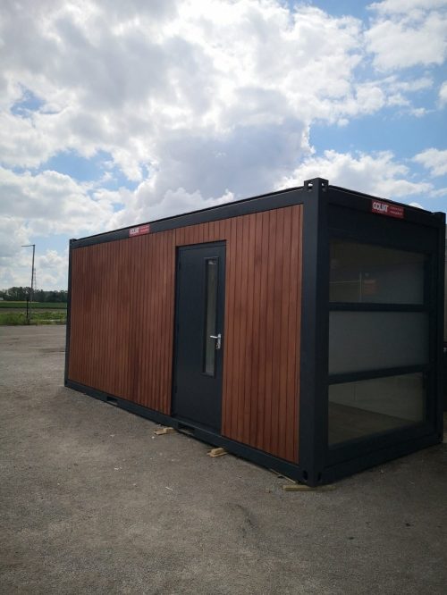Module container préfabriqué avec baie vitrée construction modulaire 20 pieds avec porte et bardage exterieur en bois exotique Goliat Containers