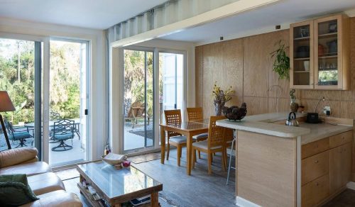Salon d'une maison en container avec vue sur le jardin